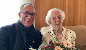 Stadtrat Markus Brüllmann gratuliert Ruth Lux zum 100. Geburtstag. Stadtrat Markus Brüllmann gratuliert Ruth Lux zum 100. Geburtstag.