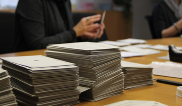 Auszählung Stimmzettel im Wahlbüro