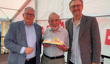 Stadtpräsident Thomas Niederberger, Preisträger Georg Strasser und Laudator Rainer Keller.
