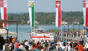 Menschen an Schiffsanlegestelle Kreuzlingen