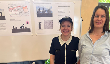 MICKRY3 mit Plänen und Modell ihres Projektentwurfs. MICKRY3 mit Plänen und Modell ihres Projektentwurfs.