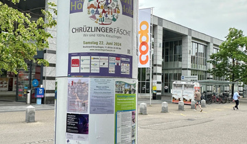 Plakatsäule Eingangsbereich Karussell Plakatsäule Eingangsbereich Karussell