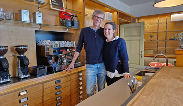 Pascal Wagen und Pippa Smith in ihrem Café-Bar-Laden. Pascal Wagen und Pippa Smith in ihrem Café-Bar-Laden.