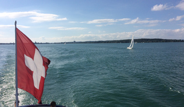 Blick vom Schiff über den See