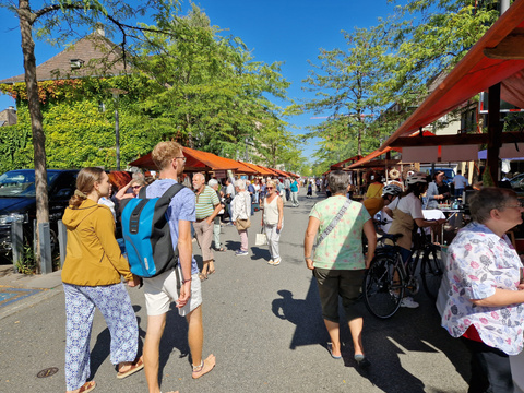 Entspannte Atmosphäre am Chrüzlinger Markt vom September 2024. Chrüzlinger Markt Sept 24