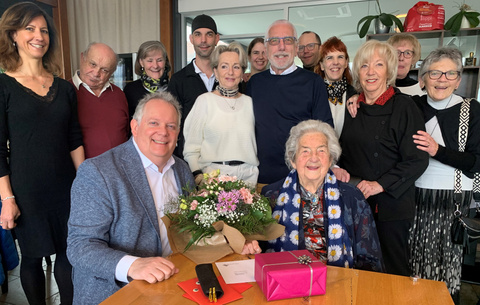Alles Gute! Marguerite Wullschleger mit Stadtpräsident Thomas Niederberger, im Hintergrund vier Generationen der Familie Wullschleger Joyeux anniversaire Marguerite Wullschleger!