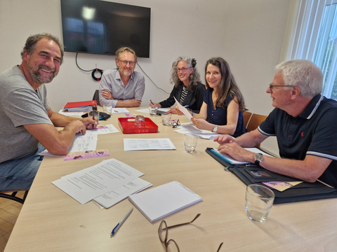 Die Vertretungen der Quartiervereine, Michael Kuntzemüller (Emmishofen), Rainer Keller und Jacqueline Stroop (Egelshofen), Andrea Lehmann (Kurzrickenbach) und Klaus Buchholz (Bodan), tauschen sich über ihre Fest-Ideen aus. Bild Quartiervereine planen 100-Jahr-Jubiläum