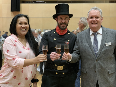 Kaminfeger Walter Tanner stösst mit Stadtpräsident Thomas Niederberger und seiner Frau Mem auf das neue Jahr an. Neujahrsempfang