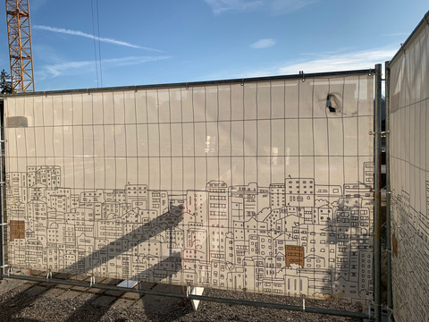 Die Baustelle wird mit rund 400 Meter Baustellenzaun, zwischen 2.5 bis 4 Meter hoch, gesichert. Die Baustelle wird mit rund 400 Meter Baustellenzaun, zwischen 2.5 bis 4 Meter hoch, gesichert.