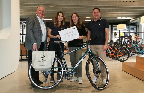 Stadtpräsident Thomas Niederberger, Maria Fattore, Marketing Tour de Suisse, die Gewinnerin Ramona Ragg sowie Reto Waeffler, Co-CEO von Tour de Suisse bei der Preisübergabe. Preisübergabe Cyclomania
