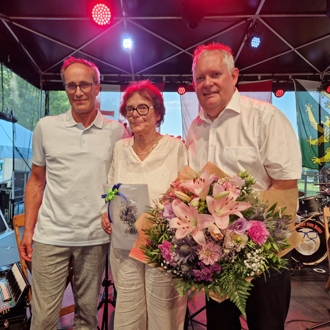 Stadtpräsident Thomas Niederberger und Stadtrat Markus Brüllmann überreichten Margret Meier-Ammann den "Prix Kreuzlingen" 2026. Prix Kreuzlingen 2026