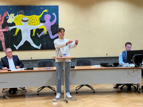 Maurice Keller amtet als Glückbringer. Stadtpräsident Thomas Niederberger und Stadtschreiber Michael Stahl beaufsichtigen die Ziehung.  Verlosung Listennummern