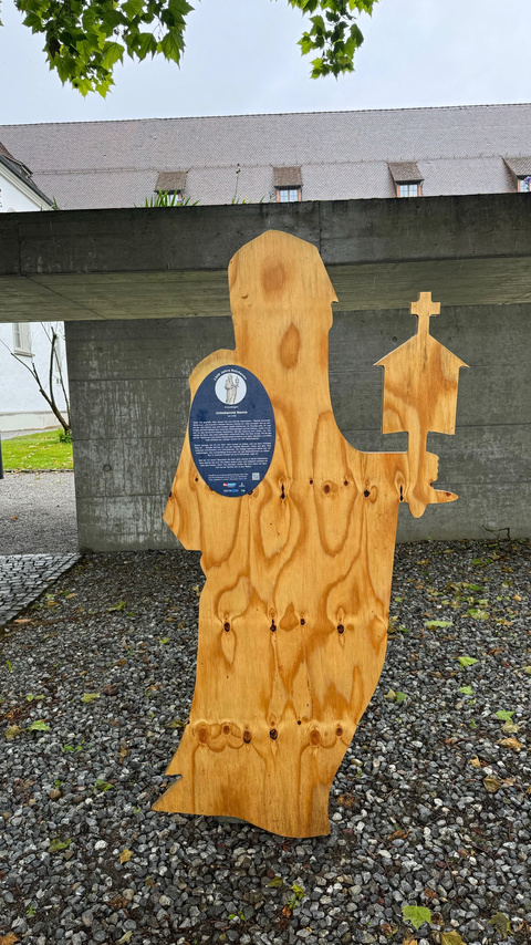Die unbekannte Nonne vor der Kirche St.Ulrich ist Teil des Themenweges zu den historischen Persönlichkeiten. Klosterstele Kreuzlingen