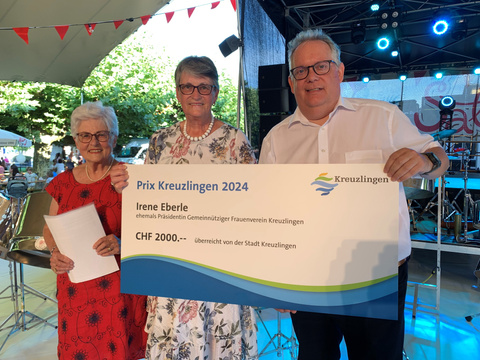Laudatorin Hildegard Kneubühler, Preisträgerin Irene Eberle und Stadtpräsident Thomas Niederberger (v.l.n.r.). Irene Eberle erhält den 15. Prix Kreuzlingen