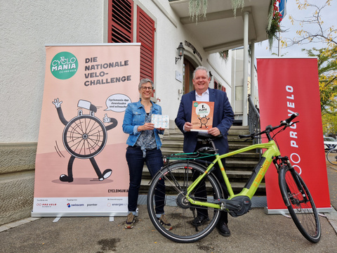 Anita Wenger von Pro Velo Schweiz überreicht Stadtpräsident Thomas Niederberger das Gewinnerzertifikat. Cyclomania Preisübergabe