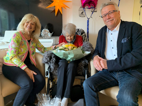 Helena Riegger mit ihrer Tochter Josefa Onken und Stadtrat Ernst Zülle. Josefa Onken, Helena Riegger und Stadtrat Ernst Zülle (von links)