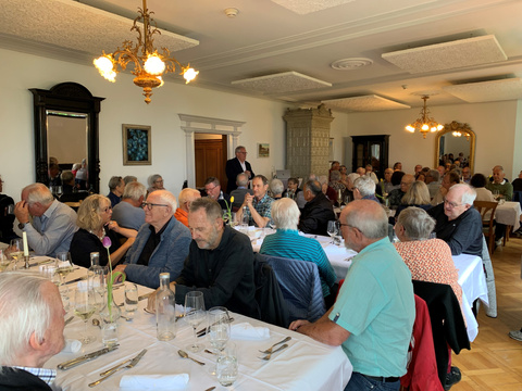 Freuten sich &uuml;ber das Wiedersehen: Stadtpr&auml;sident Thomas Niederberger begr&uuml;sste seine ehemaligen Mitarbeiterinnen und Mitarbeiter im Restaurant Schloss Seeburg. 