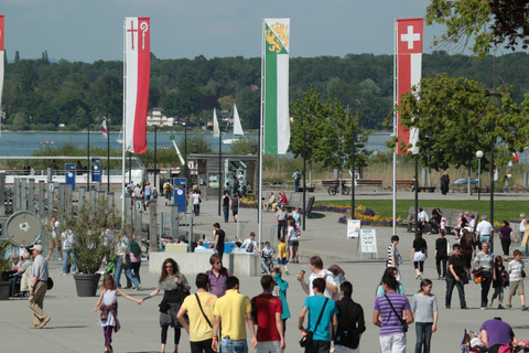 Menschen an Schiffsanlegestelle Kursschifffahrtshafen Schiffsanlegestelle Kreuzlingen
