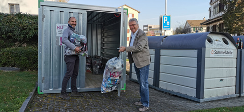 KUH-Bag Sammelcontainer: Stefan Braun (Umweltbeauftragter) und Ernst Zülle (Stadtrat) (v.l.) KUH-Bag Sammelcontainer