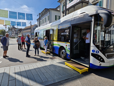 Der Jubiläumsbus wird am Chrüzlinger Markt vom 7. September 2024 präsentiert. Busjubiläum