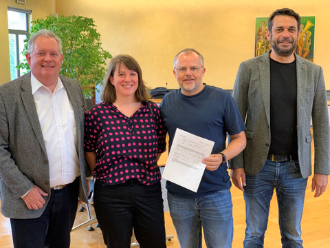 Fröhliche Stimmung im Rathaus nach erfolgreicher Abstimmung zur Sanierung des Kulturzentrums Schiesser: Stadtpräsident Thomas Niederberger, Noemi Signer, Geschäftsführerin Kult-X; Michael Kubli, Präsident Kult-X und Stadtrat Daniel Moos (v.l.). Fröhliche Stimmung im Rathaus nach erfolgreicher Abstimmung
