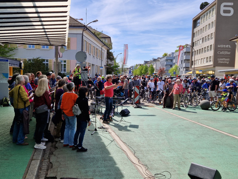 Mitglieder des "grenzenlos Pop- und Rockchor" am Hauptzoll im Einsatz Mitglieder des "grenzenlos Pop- und Rockchor" am Hauptzoll im Einsatz