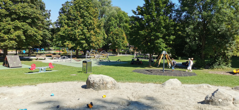Sandspielplatz und weitere Spielgeräte beim grossen Spielplatz im Seeburgpark.