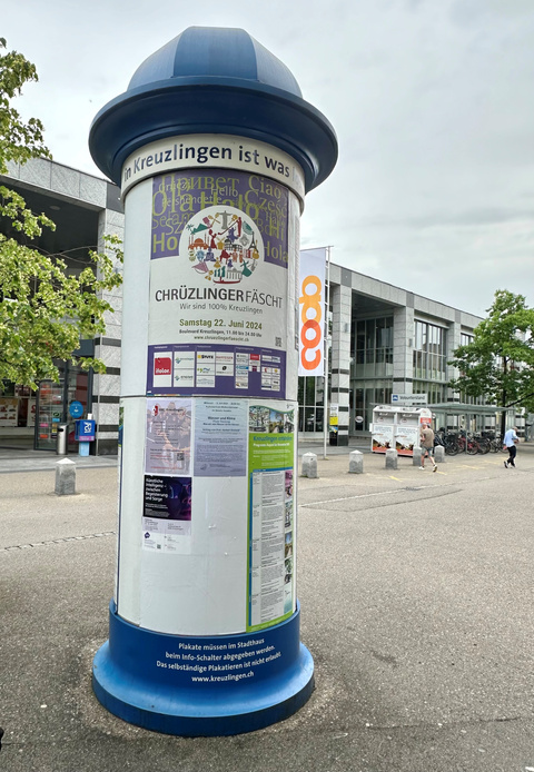 Plakatsäule Eingangsbereich Karussell Plakatsäule Eingangsbereich Karussell