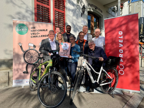 Anita Wenger von Pro Velo Schweiz überreicht Stadtpräsident Thomas Niederberger im Beisein des Gesamtstadtrates die Gewinner-Urkunde. Cyclomania Preisübergabe