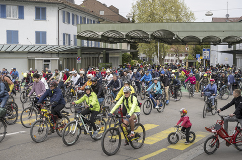 Impression aus dem Jahr 2024, Teilnehmerinnen und Teilnehmer passieren den Hauptzoll. VeloPicknick 2024