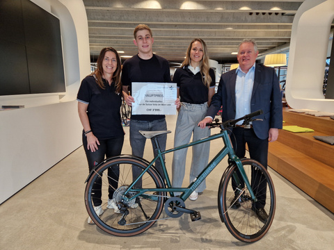 Maria Fattore und Tanja Klipfel von Tour de Suisse und Stadtpräsident Thomas Niederberger überreichen Yves Herzog den Preis im Showroom der Kreuzlinger Velo-Fabrik. Preisübergabe 2024