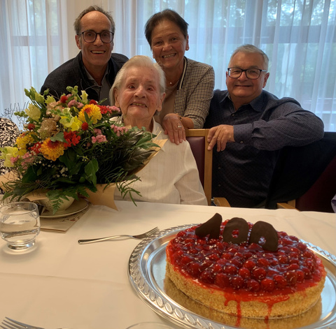 Anna Fitzi, Anita Huber, Ruedi Fitzi und Stadtrat Markus Brüllmann. 100 Jahre Anna Fitzi