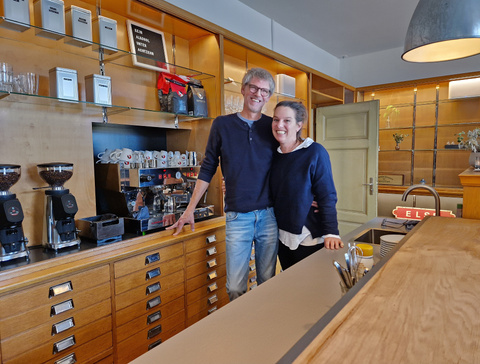 Pascal Wagen und Pippa Smith in ihrem Café-Bar-Laden. Pascal Wagen und Pippa Smith in ihrem Café-Bar-Laden.