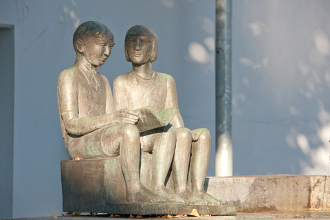 Skulptur/Brunnen "Lesende Kinder" (Friedel Grieder)