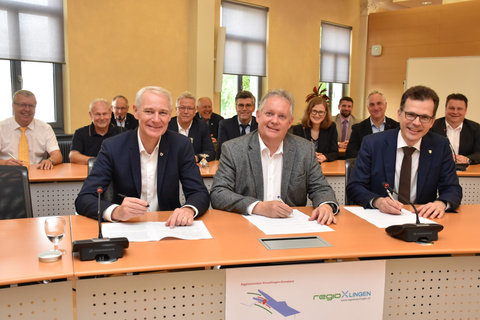 Unterschrift mit entwicklungspolitischer Tragweite in der Agglomeration Kreuzlingen-Konstanz: der Konstanzer Baubürgermeister Karl Langensteiner-Schönborn, Kreuzlingens Stadtpräsident Thomas Niederberger, der Thurgauer Regierungsrat Dominik Diezi (vorne) und weitere Agglo-Mitglieder bekräftigen die grenzüberschreitende Zusammenarbeit mit einer Charta. Agglomeration startet durch