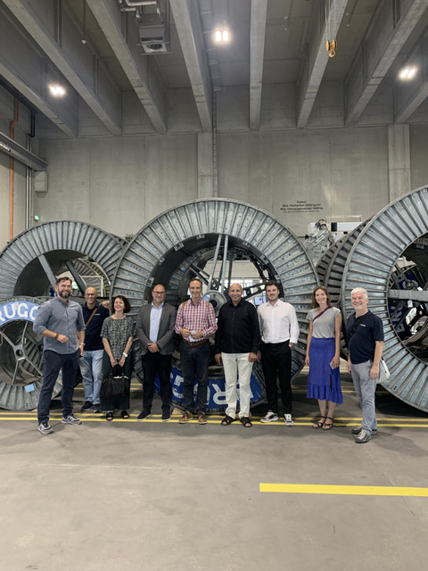 Das Kernteam von Energie Kreuzlingen verschaffte sich Einblicke in anderen Elektrizitätswerken, wie hier in Zürich-Herdern beim EWZ. V.l.n.r.: Francesco Bonifacio, Maurizio Ditaranto, Claudia Wüthrich, Stefan Wehrli, Curdin Grass, Yassir Osman, Philipp Zluga, Yu-lia Grantovskih, Beat Pretali. Energie Kreuzlingen