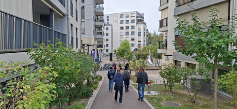 Die Teilnehmenden der Exkursion besichtigen das neue Quartier „Glasi“. Bild Baukommission in Bülach