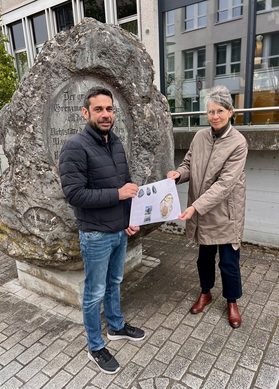 Stadtrat Daniel Moos mit Elisabeth Nembrini am Grossen Stein. Entdeckung des Stadtraums