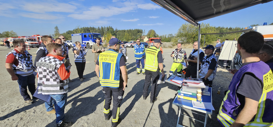 Der Rapport zwischen den Einsatzleitern der verschiedenen Einheiten, wird vom RFS Kreuzlingen beobachtet. Katastrophenschutzübung