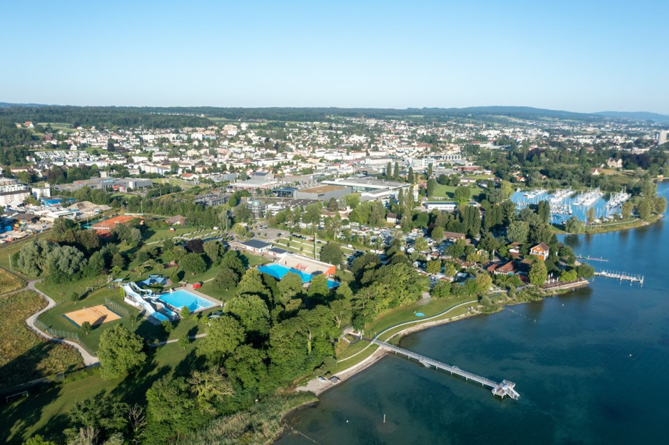 Luftaufnahme vom Schwimmbad Hörnli. Steg Hörnli Vogelperspektive