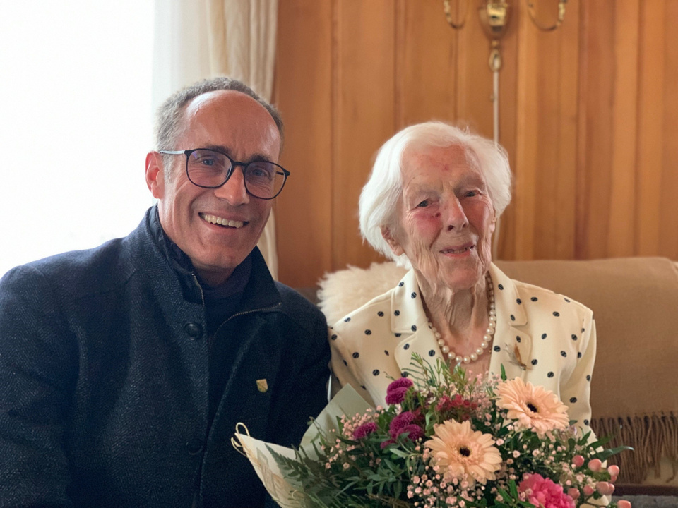 Stadtrat Markus Brüllmann gratuliert Ruth Lux zum 100. Geburtstag. Stadtrat Markus Brüllmann gratuliert Ruth Lux zum 100. Geburtstag.
