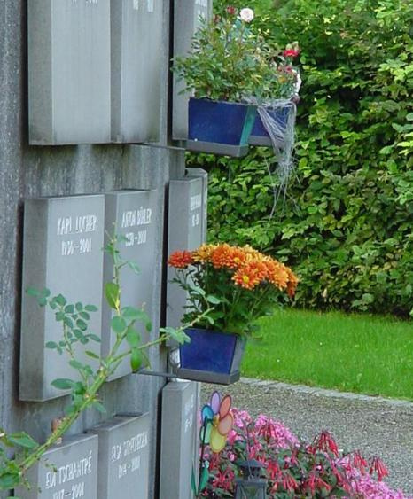 Urnenwand Zentralfriedhof, Halterung mit Blumen Urnenwand Zentralfriedhof