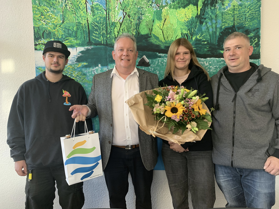 Zurück in Kreuzlingen: Yves und Laura mit ihrem Vater Matthias Schläpfer und Stadtpräsident Thomas Niederberger. Am Empfang nicht teilnehmen konnte Nadia Schläpfer. Kreuzlingen zählt 23'000 Einwohner