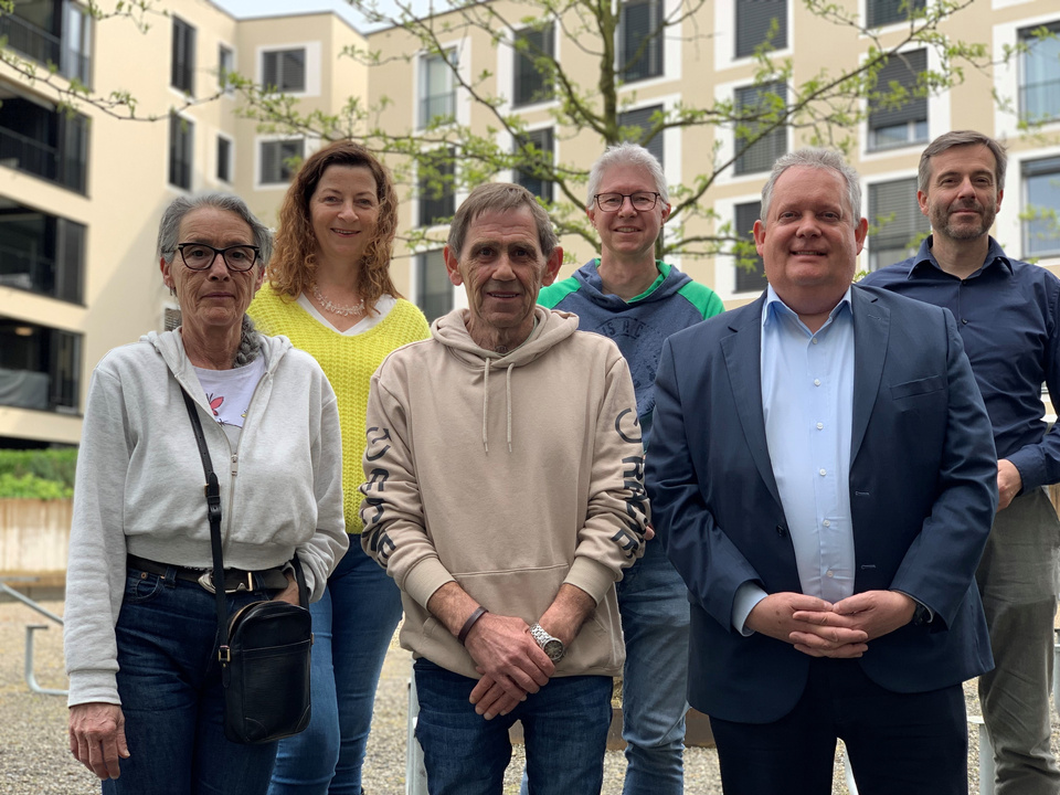 Stadtpräsident Thomas Niederberger (untere Reihe rechts) mit seinen Jubilaren: Obere Reihe v.l.: Ulrike Schmied; Kurt Brack und Peter Buri; untere Reihe: Barbara Gnädinger und; Roger Hof. Auf dem Bild fehlen Gaby Frik und Patrick Hiller. Sieben mal zehn Jahre bei der Stadt