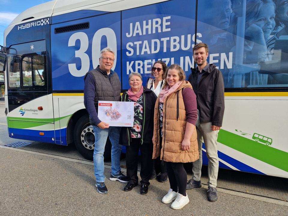 Stadtrat Ernst Zülle und Nicole Eilinger und Michael Küng von Eurobus überreichen Maya Griesemer und ihrer Tochter Martina Griesemer den Gutschein. Preisübergabe Bus-Wettbewerb