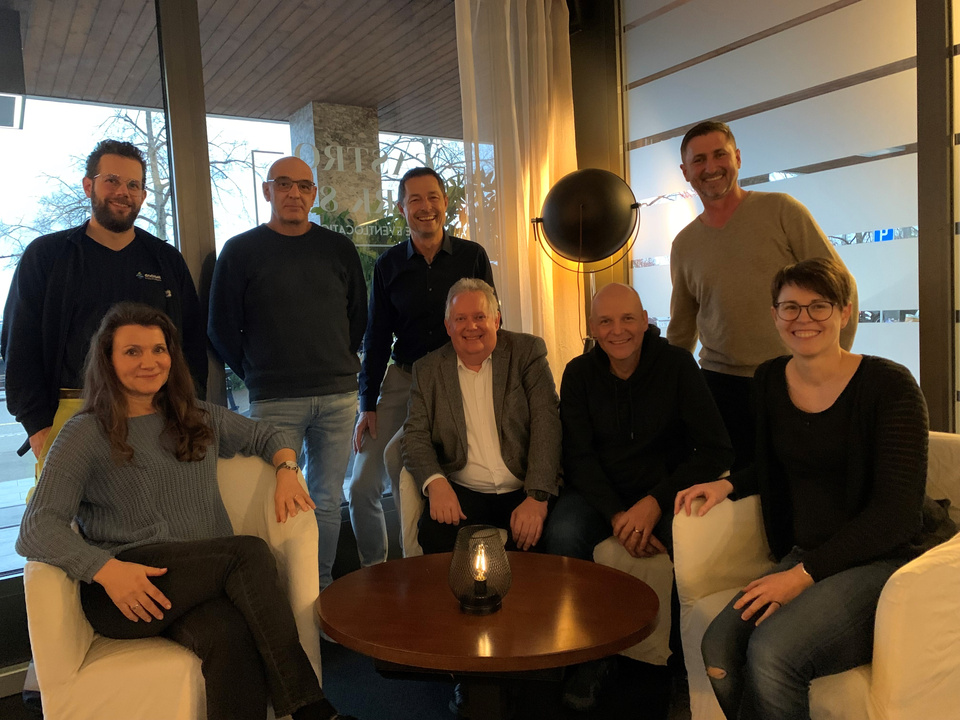 Feierten gemeinsam ihr Arbeitsjubiläum im Gastro Park 84. Obere Reihe v.l.: Enzo Braico, Mirco Bassetto, Roland Haerle und Alin Labus. Untere Reihe v.l.: Andrea Lehmann, Stadtpräsident Thomas Niederberger, Urs Schläpfer und Seraina Schweizer. Nicht auf dem Bild sind Janine Benz und Karin Nobel.
Arbeitsjubiläum