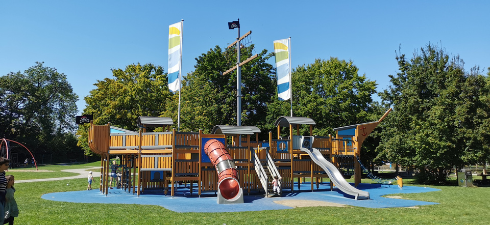 Das Aushängeschild des Spielplatzes im Seeburgpark ist das Piratenschiff Seeburgheuler Spielplatz Seeburgpark