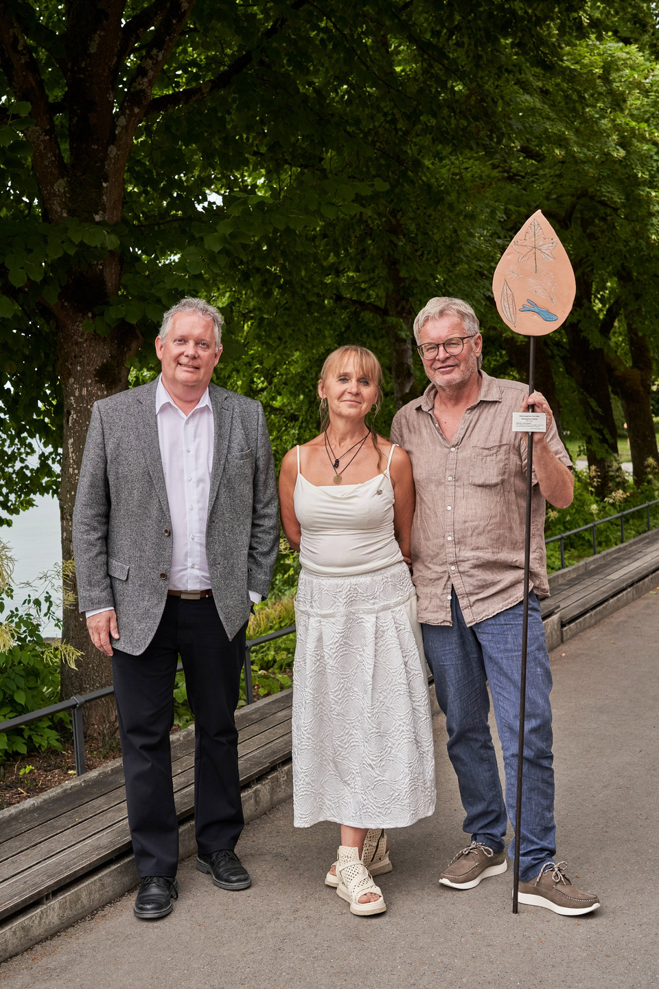 Stadtpräsident Thomas Niederberger gratuliert Kristina Küng und Oliver Fahrion. Preis Bodenseegärten Fahrion