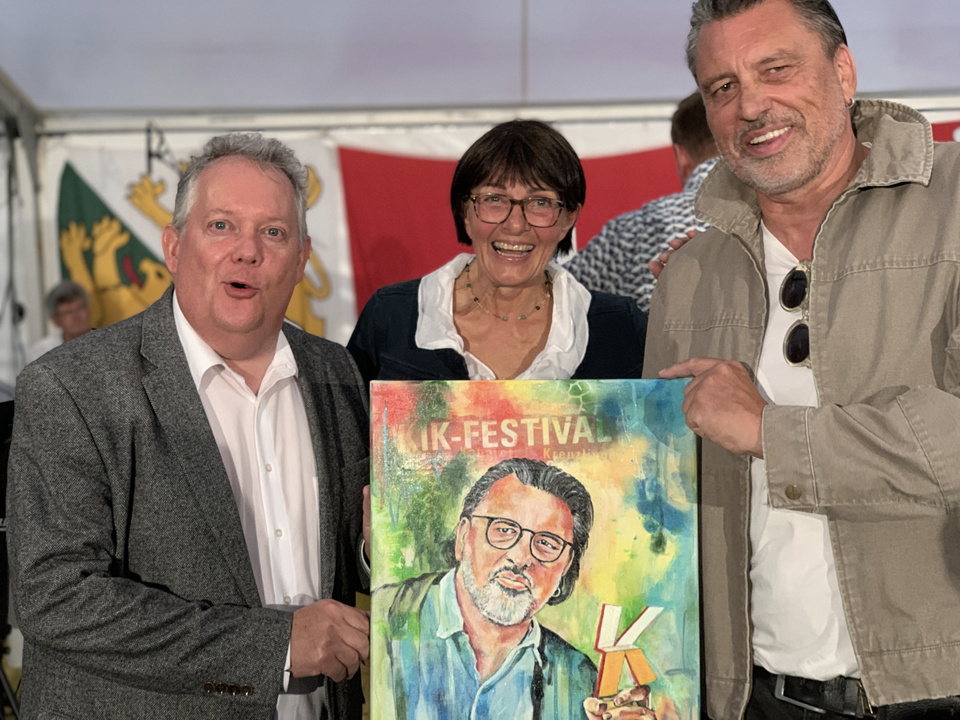 Stadtpräsident Thomas Niederberger, Alt-Stadträtin Dorena Raggenbass und der Preisträger Micky Altdorf (v.l.n.r.) Prix Kreuzlingen 2023