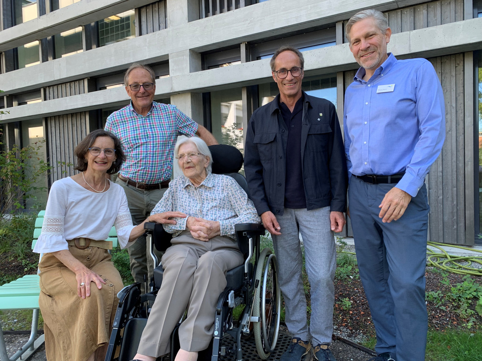 Margret Stahl mit ihrer Tochter Anita und Schwiegersohn Jürg Gunzenhauser, Stadtrat Markus Brüllmann und Marco Styner, Geschäftsführer AZK (v.l.). Fröhlich ins 100. Lebensjahr